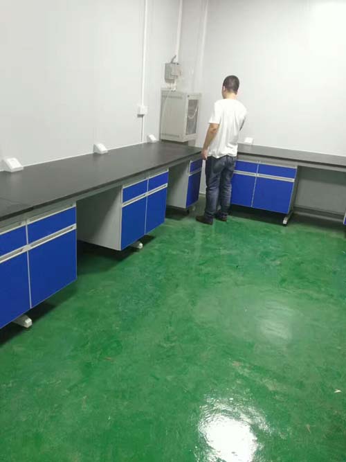 螺絲的材料應與實驗臺臺面的材料相匹配，以避免因材料差異導致的腐蝕或損壞。